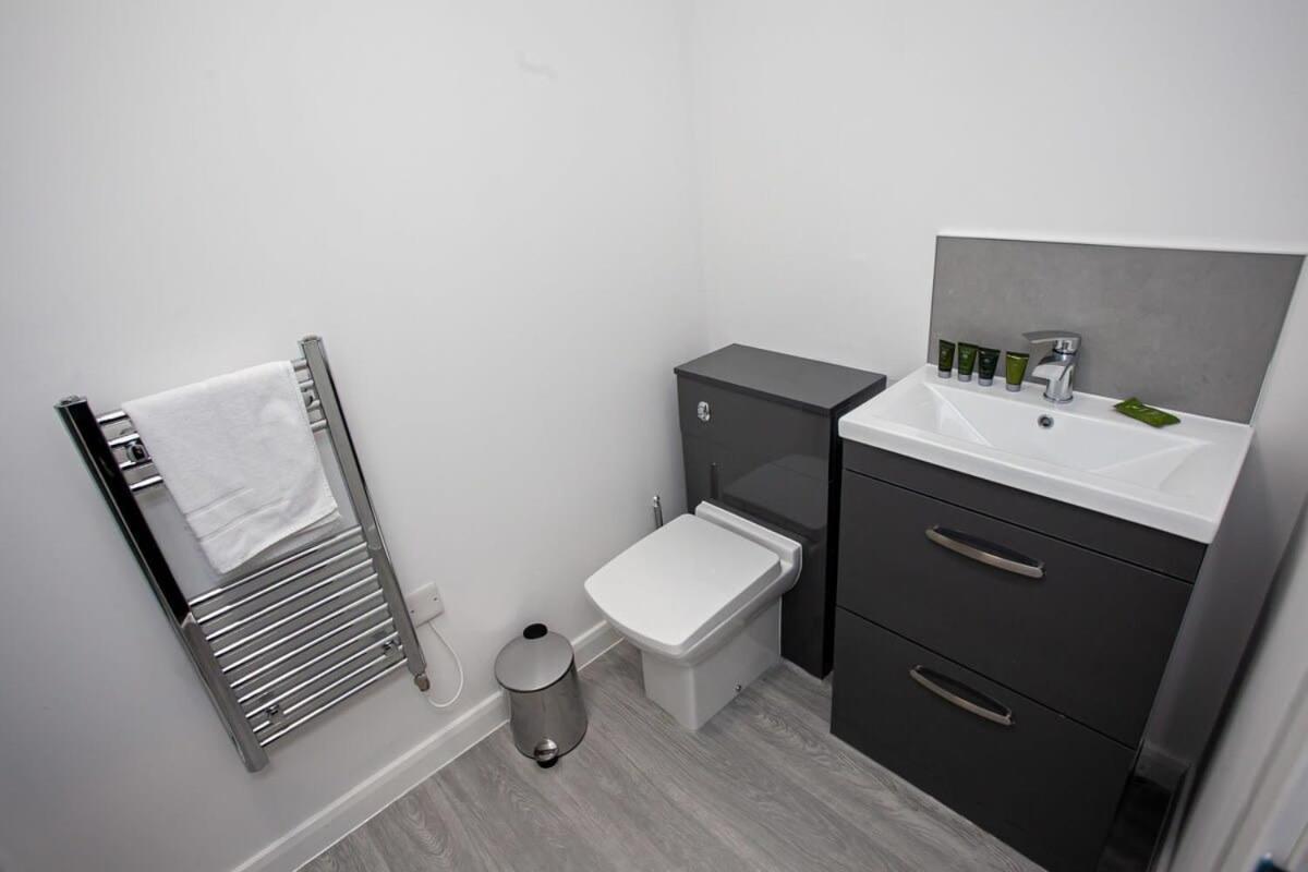 Lovely Open Plan 1 Bedroom Apartment In Болтън Екстериор снимка
